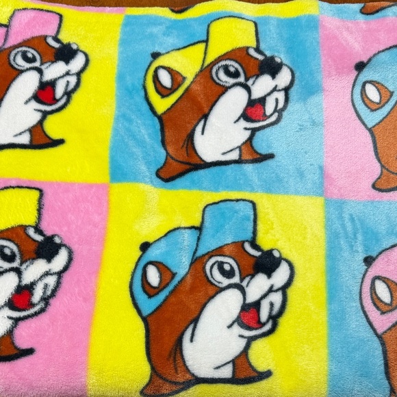 Colorful Buc-ee’s Pattern Throw Blanket - Picture 4 of 5